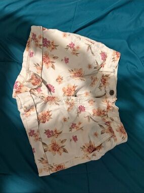 American Eagle Floral Shorts High Rise Tailored Cuffed Cotton White Pink Size 00